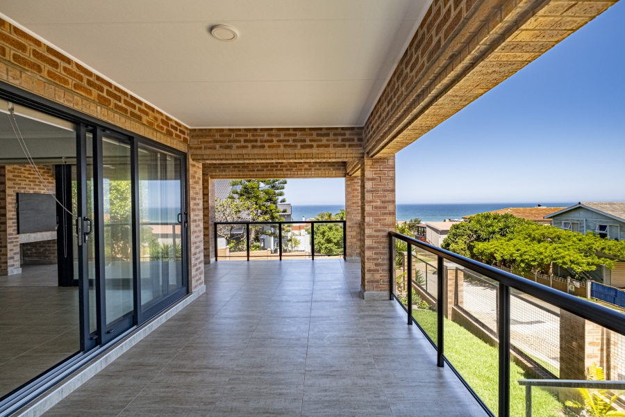 4 Bedroom Property for Sale in Wavecrest Eastern Cape